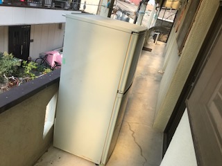 冷蔵庫 1995年製を回収しました 大阪市鶴見区ゴミ屋敷遺品整理は関エコへ